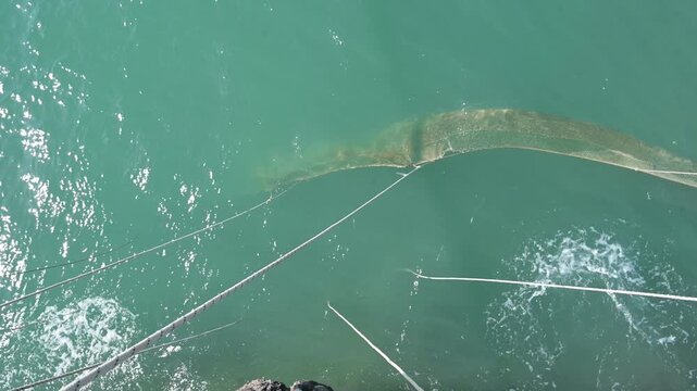 reti per la pescha di un antico trabucco sulle coste pugliesi