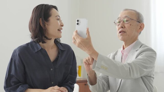 スマートフォン　学習　教える　高齢者　家族