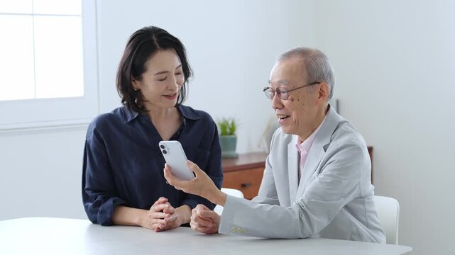 スマートフォン　学習　教える　高齢者　家族