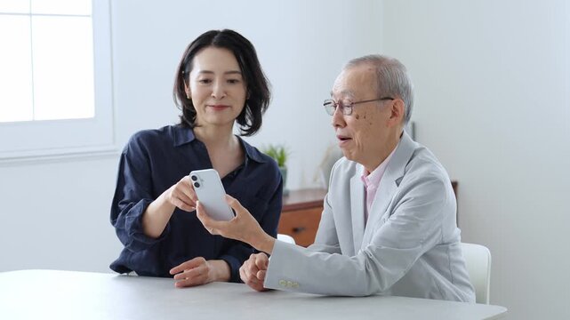 スマートフォン　学習　教える　高齢者　家族