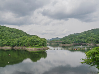Fototapeta premium 心洗われる静寂、新緑を映す神秘の湖面