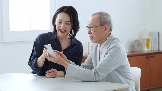 スマートフォン　学習　教える　高齢者　家族
