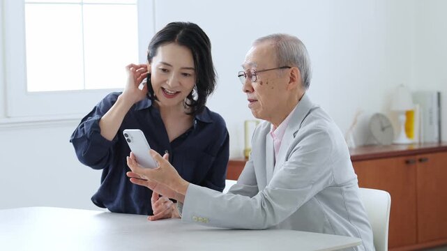 スマートフォン　学習　教える　高齢者　家族