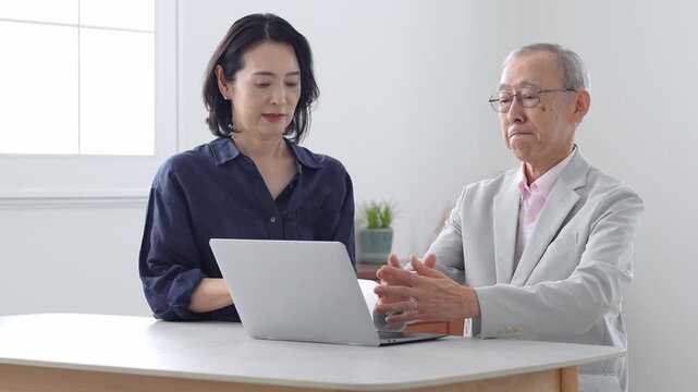 パソコン　トラブル　高齢者　家族