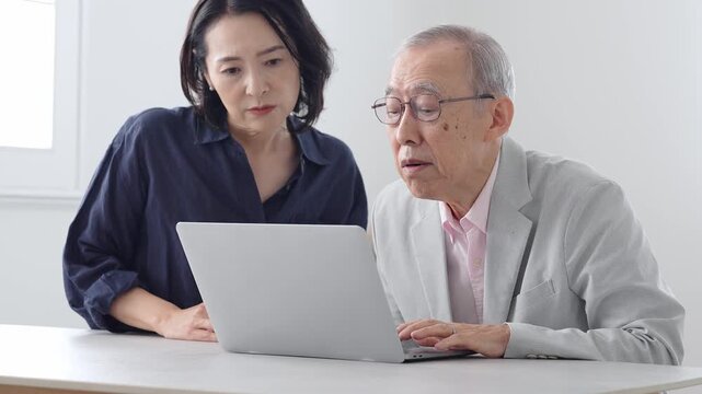 パソコン　トラブル　高齢者　家族