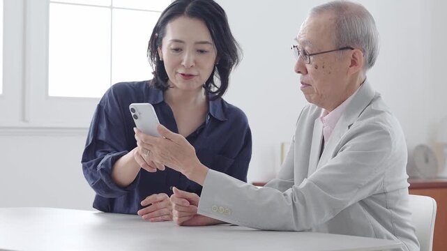スマートフォン　学習　教える　高齢者　家族