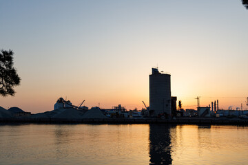 夕日に染まる高砂工業地帯の港とサイロ（兵庫県高砂市） © walkingcow3039