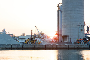 夕日に染まる高砂工業地帯の港とサイロ（兵庫県高砂市） © walkingcow3039