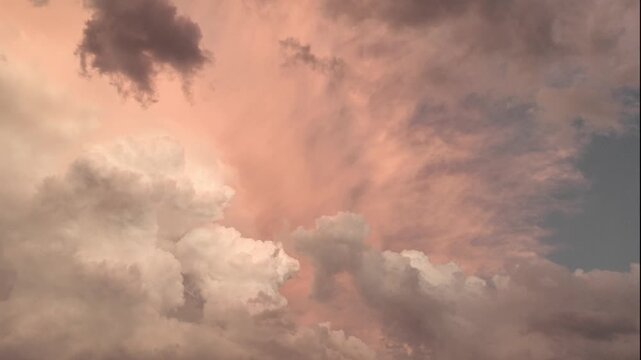 Impresionantes nubes al atardecer con tonos rojos encendidos, paisaje celestial.