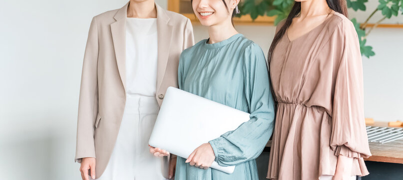 Businesswomen, designers, and working women in casual clothes who carry laptops (dress code is flexible).