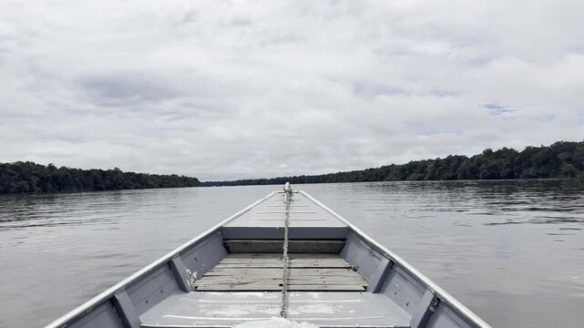 Vista de r&iacute;o em lancha