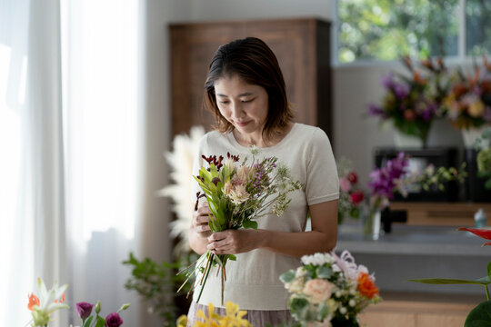 花束を持つ40代日本人女性