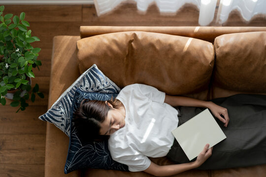 ソファーで居眠りする40代日本人女性