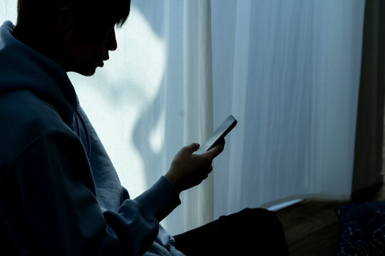 スマートフォンを見る若い日本人男性