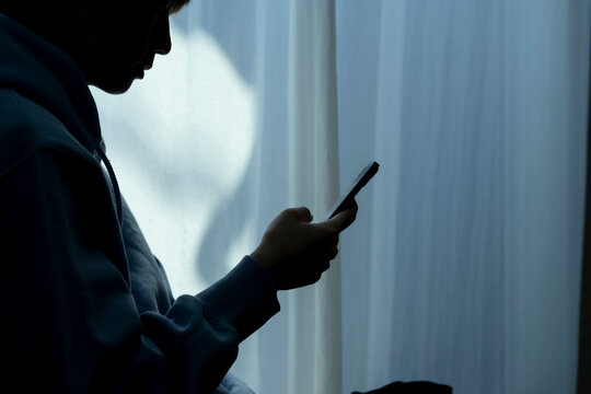 スマートフォンを見る若い日本人男性