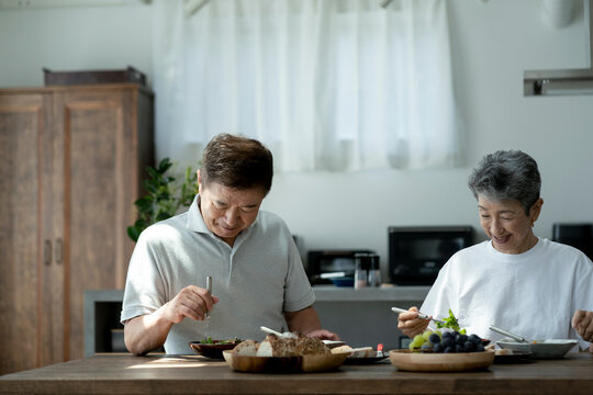 食事をする日本人シニア夫婦