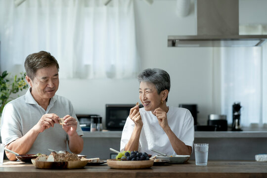 食事をする日本人シニア夫婦