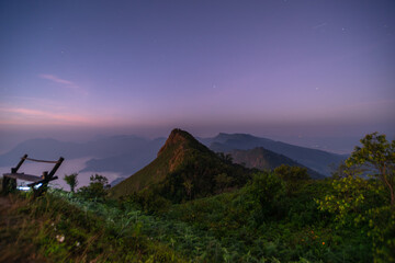 Obraz premium Mountain ranges in the forest, shrouded in morning mist.
