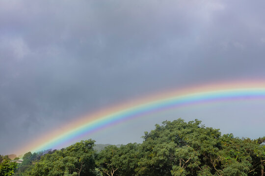Arc-en-ciel dans les hauteur de Faa'a &agrave; Tahiti en Polyn&eacute;sie