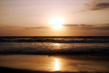 Fototapeta premium Sunset Over Ocean with Golden Reflection