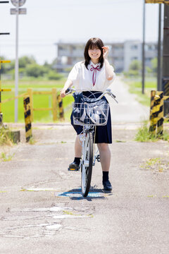 自転車移動をする女子高校生の通学風景