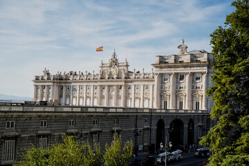 Fototapeta premium Royal palace of Madrid facade with spanish flag, Spain