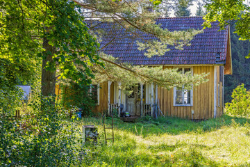 Abandoned old wooden house in the countryside © Lars Johansson