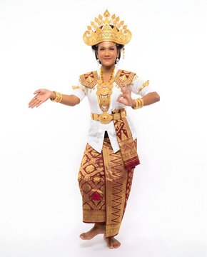 Elegant Lampung Woman Performing Traditional Siger Pengunten Dance in Authentic Ceremonial Costume
