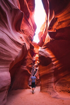 USA, Arizona, tourist in Lower Antelope Canyon