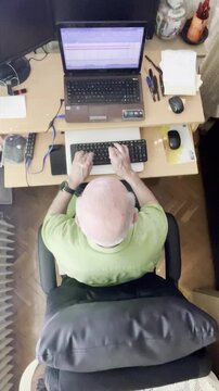 Viejo en ordenador escribiendo anciano en teclado port&aacute;til artr&oacute;sis manos y dedos laptop perspectiva a&eacute;rea typing computer desde arriba mayor tercera edad tecnolog&iacute;a writing