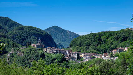 Obraz premium Village perché pittoresque de Lantosque dans la vallée de la Vésubie dans l'arrière pays niçois dans les Alpes-Maritimes au printemps