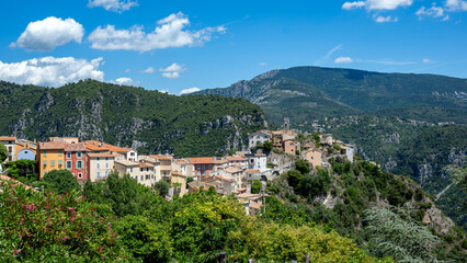 Obraz premium Village perché pittoresque de Bonson dans l'arrière pays niçois dans les Alpes-Maritimes au printemps