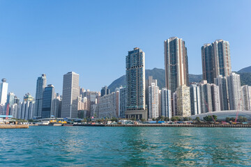 ビクトリアハーバーから眺める香港島の高層ビル群 © y.tanaka