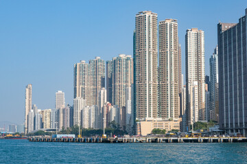 ビクトリアハーバーから眺める香港島の高層ビル群 © y.tanaka