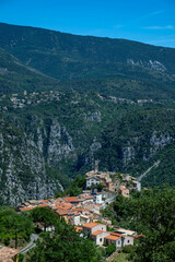 Obraz premium Village perché pittoresque de Bonson dans l'arrière pays niçois dans les Alpes-Maritimes au printemps