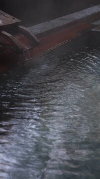 夜の露天風呂温泉と湯だし口