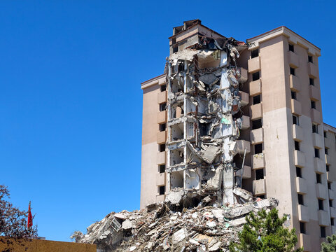 Building collapse in urban area shows severe damage and debris after recent disaster