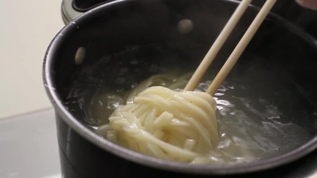 茹でたうどんを箸あげする2