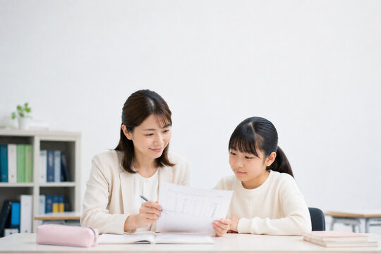 中学受験,受験,受験勉強,受験生,小学生,小学6年生,学習塾,進学塾,塾,個別指導,家庭教師,模試,過去問,受験対策,志望校,志望校合格,勉強,学習,自宅学習,宿題,ノート,教科書,問題集,テスト,試験,学力向上,集中力,努力,先生,講師,日本人の子供,男の子,女の子,親子,保護者,教育,進学,合格発表,面談,受験相談,教室,ホワイトボード,鉛筆,ランドセル,成長,教育イメージ,写真素材,将来,チ