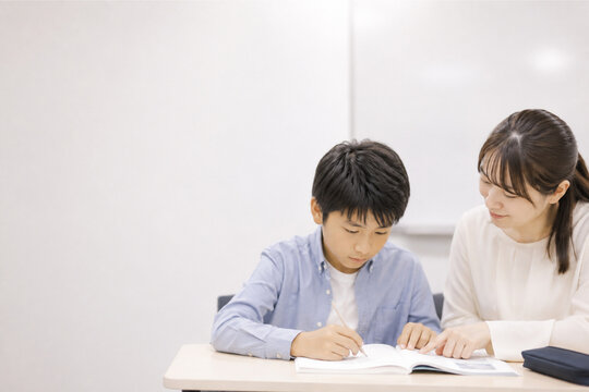 中学受験,受験,受験勉強,受験生,小学生,小学6年生,学習塾,進学塾,塾,個別指導,家庭教師,模試,過去問,受験対策,志望校,志望校合格,勉強,学習,自宅学習,宿題,ノート,教科書,問題集,テスト,試験,学力向上,集中力,努力,先生,講師,日本人の子供,男の子,女の子,親子,保護者,教育,進学,合格発表,面談,受験相談,教室,ホワイトボード,鉛筆,ランドセル,成長,教育イメージ,写真素材,将来,チ