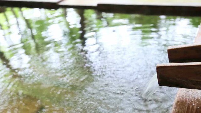 新緑の露天風呂温泉と湯だし口