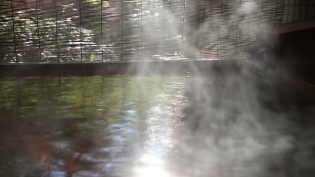 朝の露天風呂温泉の湯気