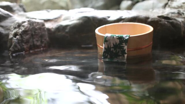 温泉に浮かぶヒノキの桶