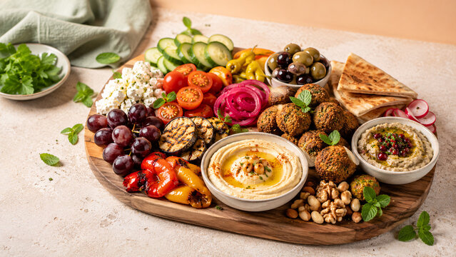 Kolorowa deska mezze z hummusem, falafelami i warzywami