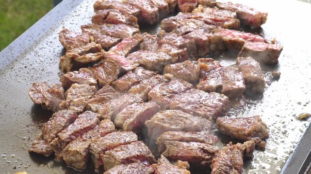 鉄板で焼いているサーロインステーキ