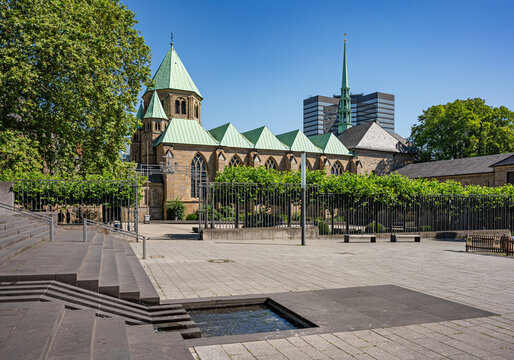 Essen, Ruhrgebiet, Nordrhein-Westfalen, Deutschland - Das Essener M&uuml;nster (auch Hohe Domkirche) ist die Bischofskirche des Bistums Essen