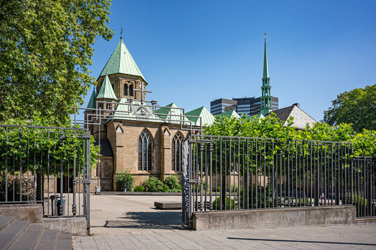 Essen, Ruhrgebiet, Nordrhein-Westfalen, Deutschland - Das Essener M&uuml;nster (auch Hohe Domkirche) ist die Bischofskirche des Bistums Essen