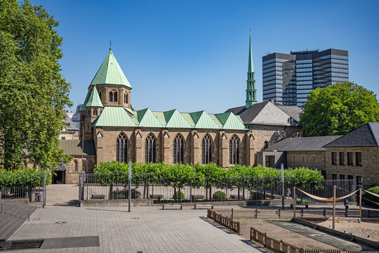 Essen, Ruhrgebiet, Nordrhein-Westfalen, Deutschland - Das Essener M&uuml;nster (auch Hohe Domkirche) ist die Bischofskirche des Bistums Essen