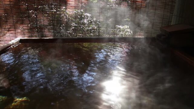 朝の露天風呂温泉の湯気