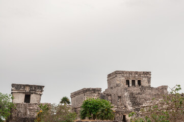 Fototapeta premium Tulum archaeological ruins with Mayan pyramid and visitors Mexico